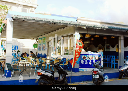 Taiwan, Isola Verde, le persone che si godono il gelato al caffè Foto Stock