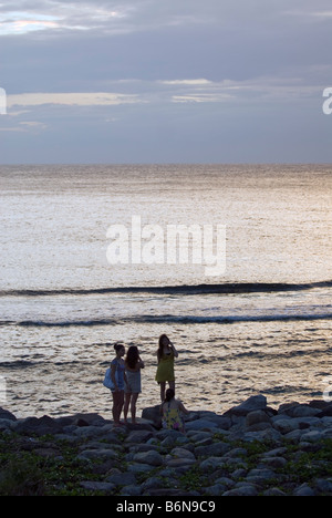 Taiwan, Isola Verde, ragazza amici godere il tramonto lungo la costa Foto Stock