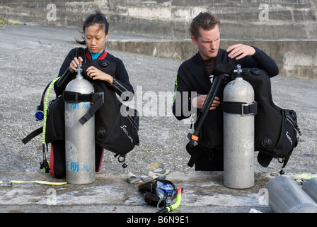 L uomo e la donna si prepara a fare immersioni, Taiwan, Isola Verde Foto Stock