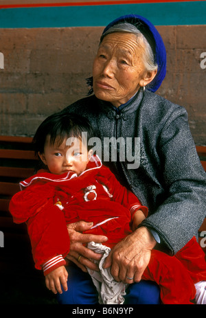 Donna cinese, vecchia donna, donna anziana, donna matura, senior citizen, azienda, nipote, maschio, bambino, nipote, ragazzo, Pechino, Cina e Asia Foto Stock