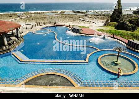 Taiwan, le persone che si godono la piscina dell'Isola Verde Jhaorih Saltwater Hot Springs Foto Stock