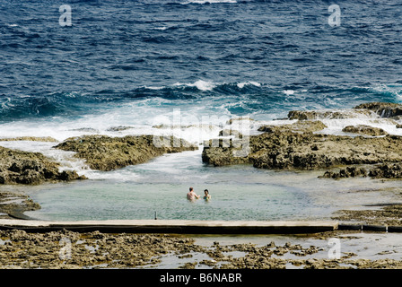 Taiwan, giovane rilassante nell'Oceano gustando Isola Verde Jhaorih Saltwater Hot Springs Foto Stock