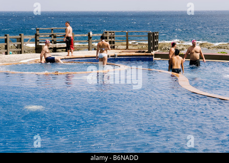 Taiwan, turisti godendo di Isola Verde Jhaorih Saltwater Hot Springs Piscina Foto Stock