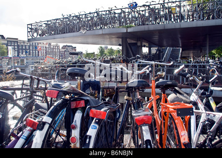 Amsterdam bicicletta multipiano parcheggio vicino Stazione Centrale Foto Stock