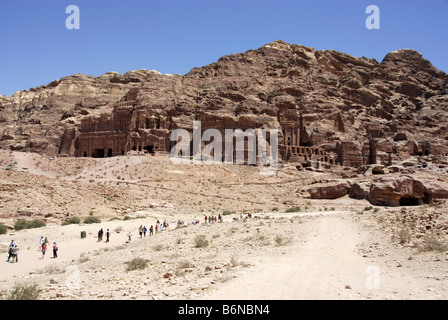 Edifici scolpito sul lato della scogliera in Petra Wadi Musa, Giordania Foto Stock