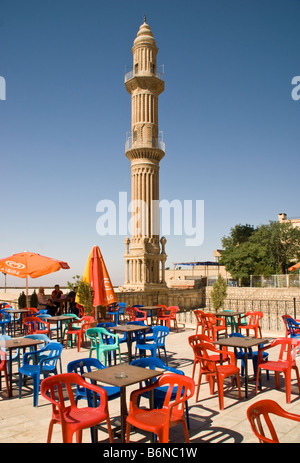 Mardin di Ulu Camii, Grande Moschea e minareto dal patio cafe Foto Stock