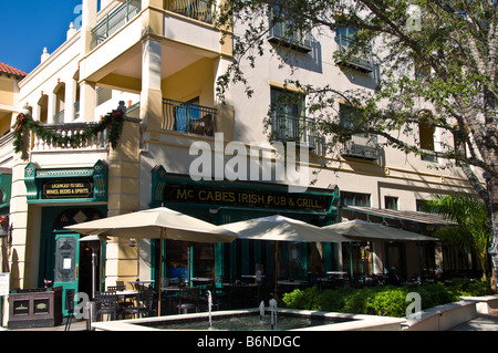 McCabes Irish Pub e Grill Mangiare fuori ombrelloni esterno Napoli vecchia Florida fl Fifth Avenue South Foto Stock