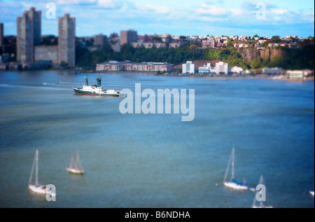 Fiume Hudson navi e imbarcazioni nella città di New York con il New Jersey skyline in background Foto Stock