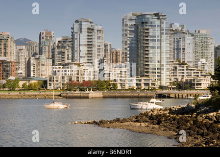 Guardando attraverso di Yaletown nel centro cittadino di Vancouver da False Creek Foto Stock