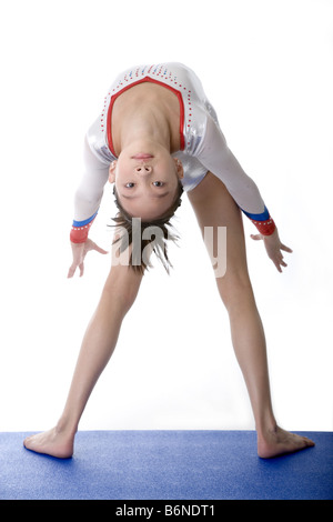 Ragazza praticare ginnastica pongono sul tastierino Foto Stock