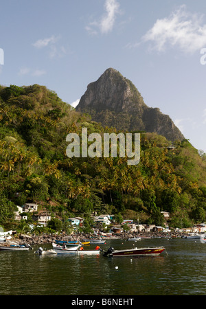 Una vista sul porto di Soufriere con chiodi in distanza, St Lucia Foto Stock