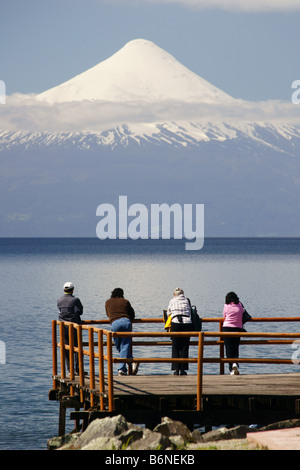 Per coloro che godono di vista del vulcano Osorno sul Lago Llanquihue da Puerto Varas Foto Stock