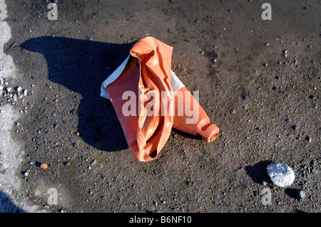 Un frantumato cono di traffico su un sito di costruzione REGNO UNITO Foto Stock