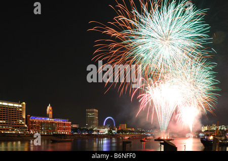 Fuochi d'artificio sul Tamigi alla fine di Thames Festival, Londra Foto Stock