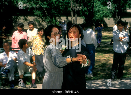 Le donne cinesi dancing, lezioni di danza, ginnastica mattutina, Tempio del Paradiso Park, Tiantan Park, Pechino, Municipalità di Pechino, Cina, Asia Foto Stock