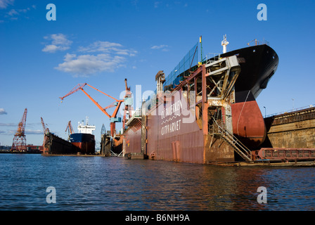 Floating dry dock e gru di cantiere, Göteborg, Svezia Foto Stock