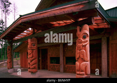 Benvenuti Totem all'entrata frontale alla sala della comunità a nord di Pender Isola della Columbia britannica in Canada Foto Stock