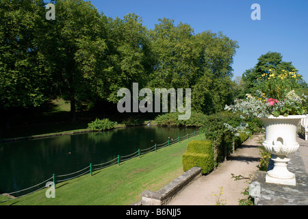 Il lago e i giardini del museo nazionale di storia amgueddfa werin cymru st fagans Cardiff Galles del Sud Foto Stock