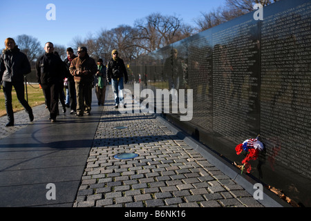 I visitatori a piedi lungo la parete del Vietnam Veterans Memorial - Washington DC, Stati Uniti d'America Foto Stock