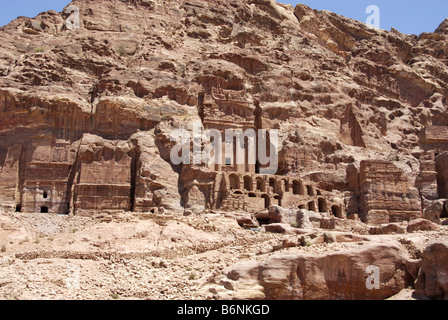 Edifici scolpito sul lato della scogliera in Petra Wadi Musa, Giordania Foto Stock