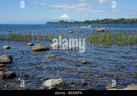 Vulcano Osorno da Puerto Varas con Lago Llanquihue in foregound Foto Stock