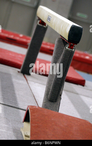 Womens equilibrio di ginnastica trave e trampolino di lancio in una palestra Foto Stock