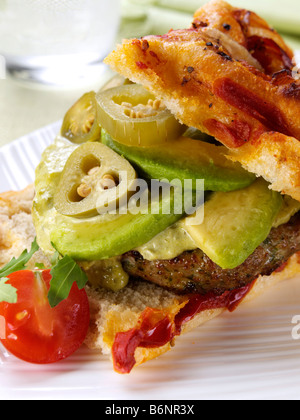 Un Mediterraneo di hamburger di maiale con fette di avocado e focacce Foto Stock