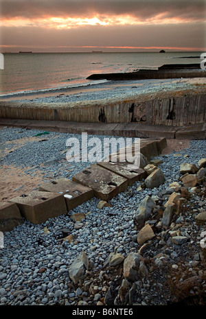 Vecchio frangionde inguine sulla spiaggia di Aberthaw Wales UK Foto Stock