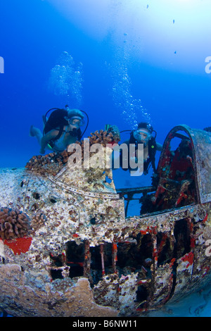 I subacquei su un WW II Corsair aereo da combattimento off Sud Est Oahu, Hawaii. Foto Stock