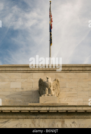 Noi bandiera sulla sommità della Federal Reserve Edificio, Washington DC (dettaglio) con bandiera americana Foto Stock