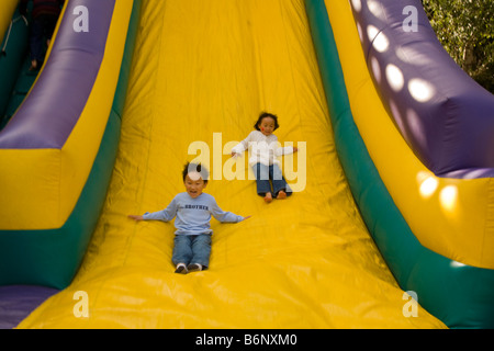 Nuovo Canaan, Connecticut; bambini scendendo slitta gonfiabile Foto Stock