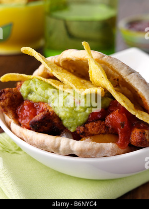 Profondo fritto di pollo piccante in pane pitta avvolto cibo editoriale Foto Stock