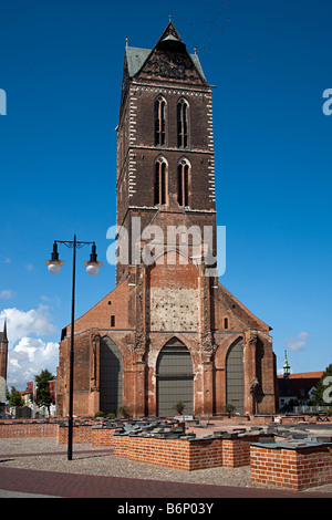Chiesa St Marien Kirche steeple rimanenti dopo il bombardamento ha distrutto parte principale dell'edificio durante la Seconda Guerra Mondiale Wismar in Germania Foto Stock