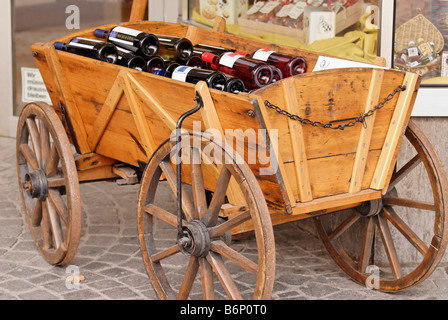 Paese carrello con bottiglie di vino sulla strada della città di Bielefeld Germania Foto Stock