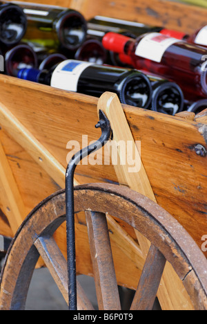 Paese carrello con bottiglie di vino sulla strada della città di Bielefeld Germania Foto Stock