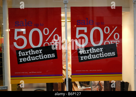 50 segni off nella finestra di Clarks negozio di calzature Aberystwyth Dicembre 2008 Foto Stock