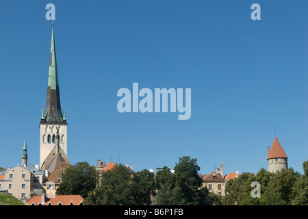 Vista panoramica di Tallinn inferiore con l'Olaf s Chiesa Estonia Foto Stock