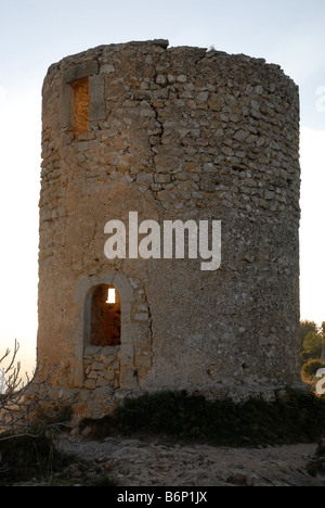 Il mulino a vento di rovina su La Plana, Javea / Xabia, Provincia di Alicante, Comunidad Valenciana, Spagna Foto Stock