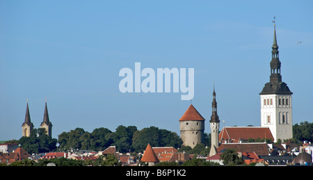 Vista panoramica con la Chiesa di San Nicola a Tallinn Estonia Foto Stock