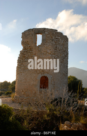 Il mulino a vento di rovina su La Plana, Javea / Xabia, Provincia di Alicante, Comunidad Valenciana, Spagna Foto Stock