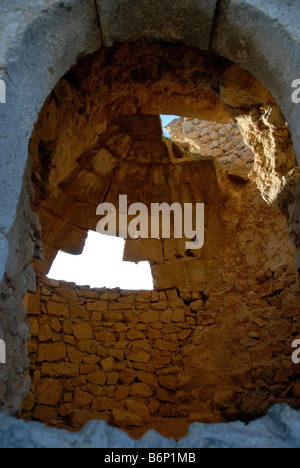 Guardando attraverso la finestra di una rovina il mulino a vento su La Plana, Javea / Xabia, Provincia di Alicante, Comunidad Valenciana, Spagna Foto Stock