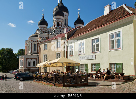 Per coloro che godono di mangiare in un ristorante esterno su una giornata d'estate con Alexander Nevsky chiesa in background Tallinn Estonia Foto Stock