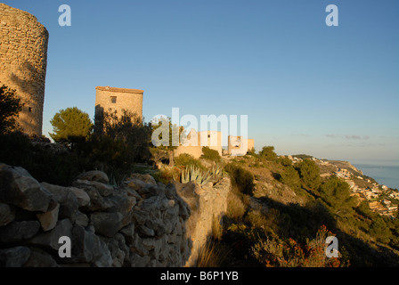 Asciugare la parete in pietra e mulini a vento su La Plana, Javea / Xabia, Provincia di Alicante, Comunidad Valenciana, Spagna Foto Stock