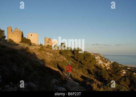 Gli escursionisti e i mulini a vento sulla La Plana, Javea / Xabia, Provincia di Alicante, Comunidad Valenciana, Spagna Foto Stock