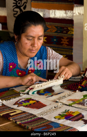 Santa Ana del Valle, Oaxaca, Messico. Zapoteco donna indiana al lavoro sul tessuto Wall-Hangings, Owl Design. Foto Stock