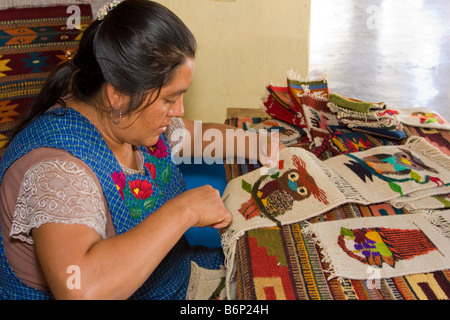 Santa Ana del Valle, Oaxaca, Messico. Zapoteco donna indiana al lavoro sul tessuto Wall-Hangings, Owl Design. Foto Stock
