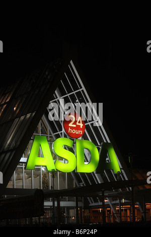 Illuminato il supermercato Asda STORE SEGNO CON aperto 24 ore segni ri Late Night SHOPPERS SHOPPING apertura aperta ETC REGNO UNITO Foto Stock