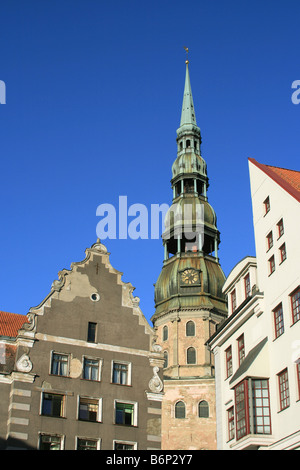 Peterbaznica (la chiesa di San Pietro) visto da Ratslaukums (Piazza Municipio), Riga, Lettonia Foto Stock