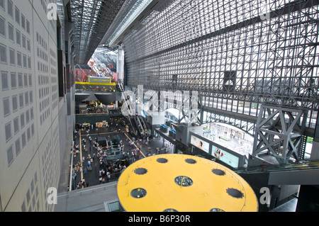 All'interno della stazione di Kyoto Foto Stock