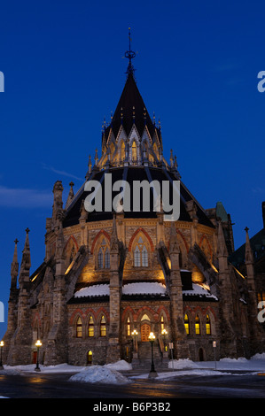 La luminosità del tramonto sul rinnovato di Parliament Hill Library ad Ottawa in Canada al crepuscolo Foto Stock